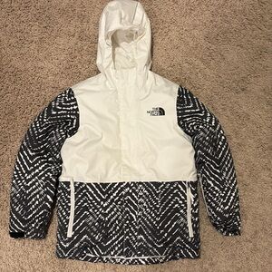 The North Face girls size 7/8 black and white ski jacket. Excellent condition